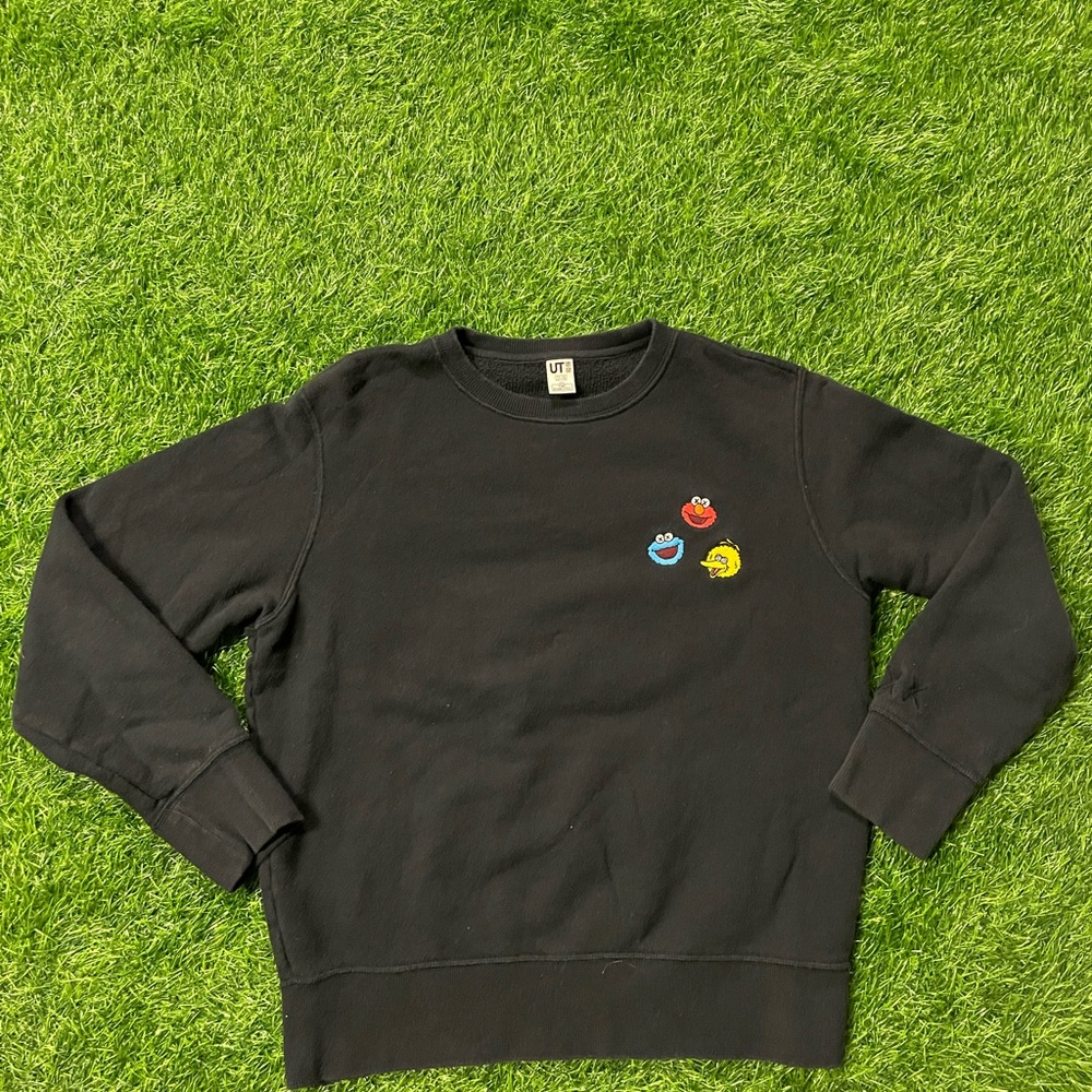 Kaws Uniqlo Sesame Street crewneck sweater boys size age 11-12 yrs